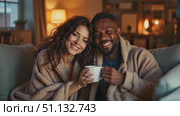 Улыбающаяся пара с чашкой в уютной гостиной вечером / Couple smiling while holding a cup in cozy living room at night. Стоковое AI-видео, аниматор DeFusum / Фотобанк Лори