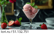 Клубничное мороженое в бокале с мятой и свежими ягодами / Strawberry Ice Cream in Elegant Martini Glass with Fresh Mint and Strawberries on Marble Table. Стоковое AI-изображение, AI-художник DeFusum / Фотобанк Лори