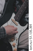 Close-up of a man's hand strumming on a black electric guitar. The guitarist is recording in the studio. Стоковое видео, видеограф Воловодов Владимир / Фотобанк Лори