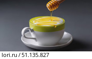Amber honey streaming onto verdant matcha latte, swirling across white ceramic with luxurious golden drizzle. Стоковое AI-видео, аниматор Юрий Поздников / Фотобанк Лори
