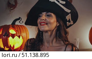 Watch as a woman shows creative Halloween makeup ideas surrounded by festive decorations. Стоковое AI-видео, аниматор Данила Большаков / Фотобанк Лори