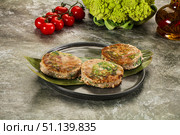 Roasted tuna medallion with broccoli. Стоковое фото, фотограф Андрей Старостин / Фотобанк Лори