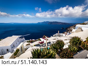Oia city on Santorini island on a clear sunny day. Cliff overlooking the sea and the caldera. (2019 год). Стоковое фото, фотограф Емельянов Евгений Викторович / Фотобанк Лори