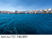 Agios Nikolaos on a sunny day with clear sea and cliffs. Elunda. (2019 год). Редакционное фото, фотограф Емельянов Евгений Викторович / Фотобанк Лори