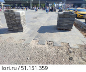 Укладка плитки на площади около метро Щелковская. Москва, лето 2025. Редакционное фото, фотограф Ирина Климкович / Фотобанк Лори