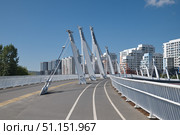 Велопешеходный мост в районе Нагатинский Затон. Москва, Россия. Стоковое фото, фотограф Елена Коромыслова / Фотобанк Лори
