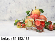 Apple and pear mulled wine with honey, cider, juice or fruit drink in a glass on a sunny table with fresh pears and apples in a basket. Concept of diet and weight loss, harvesting in the village. Healthy eating, body detoxification, selective focus. Стоковое фото, фотограф Светлана Балынь / Фотобанк Лори