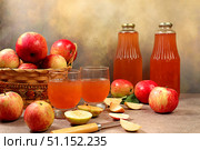 Apple cider, juice or fermented drink and fresh apples on concrete table. Autumn banner. Diet and weight loss concept. Healthy eating, body detoxification, apples help cleanse the body and reduce weight. selective focus. Стоковое фото, фотограф Светлана Балынь / Фотобанк Лори