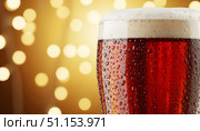 Стеклянный бокал со свежим тёмным пивом, стаутом или Guinness. Стоковое AI-изображение, AI-художник Екатерина Селезнева / Фотобанк Лори
