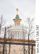 Moscow, Russia - March 24, 2023: Moscow VDNH. Architectural composition with bas-reliefs on one of the pavilions. Редакционное фото, фотограф Наталия Кирсанова / Фотобанк Лори