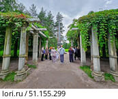 Guided tour of the historical park by a group of tourists. Редакционное фото, фотограф Саблин Станислав / Фотобанк Лори