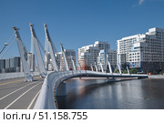 Велопешеходный мост в районе Нагатинский Затон. Москва, Россия. Стоковое фото, фотограф Елена Коромыслова / Фотобанк Лори