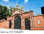 Ворота Алексеевского ставропигиального женского монастыря. Москва. Россия. Редакционное фото, фотограф E. O. / Фотобанк Лори