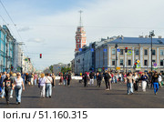 St.Petersburg,Russia-August 17,2025:People walking on Nevsky prospekt. Редакционное фото, фотограф Андрей Митин / Фотобанк Лори