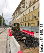 Замена асфальта в Москве. Экскаватор разбивает старый асфальт на Чистопрудном бульваре. Редакционное фото, фотограф Мария Сергеева / Фотобанк Лори