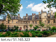 Romantic park in front of the State Museum of the Middle Ages, Cluny (2013 год). Редакционное фото, фотограф Татьяна  Бральнина / Фотобанк Лори