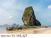 Thai traditional wooden longtail boat and beautiful sand Ao Phra Nang Beach in Krabi province (2014 год). Редакционное фото, фотограф Татьяна  Бральнина / Фотобанк Лори