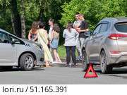 Russia, Krasnoyarsk, July 15, 2024: Car traffic accident. Drivers and passengers stand next to their cars and figure out relationship and look for the culprit and the circumstances of the accident. Редакционное фото, фотограф Владимир Разгуляев / Фотобанк Лори