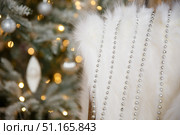 Beads lie on a white fluffy fur plaid. Стоковое фото, фотограф Aleksandra Selivanova / Фотобанк Лори