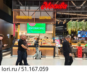 Кафе «Москва» в аэропорту Шереметьево. Пассажиры. Редакционное фото, фотограф Мария Сергеева / Фотобанк Лори