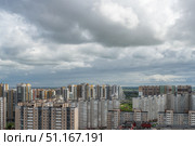 Панорамный вид на плотную городскую застройку с многоэтажными жилыми домами под облачным небом (2022 год). Стоковое фото, фотограф Кирилл Сиротюк / Фотобанк Лори