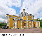 Церковь Святой Троицы (Троицкая) в стиле аннинского барокко, Красное Село, редкая желто-белая православная жемчужина под Санкт-Петербургом (Россия) Стоковое фото, фотограф Елена  Попкова / Фотобанк Лори
