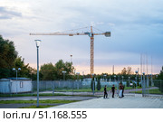 Строительный башенный кран в городе Руза Московской области на закате (2025) Стоковое фото, фотограф Диана Лукьянова / Фотобанк Лори