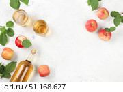 Apple cider, juice or fruit drink and ingredients on a sunny table.Autumn banner. The concept of diet and weight loss. Apples help cleanse the body and reduce weight. Healthy food, body detoxification, selective focus. Стоковое фото, фотограф Светлана Балынь / Фотобанк Лори