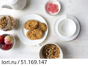 Мюсли, чашка для чая или кофе, печенье, яблоко и нектарин на белом деревянном столе. Завтрак. Стоковое фото, фотограф Татьяна Васильева / Фотобанк Лори