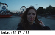 A person wanders through a deserted amusement park as night falls. Стоковое AI-видео, аниматор Данила Большаков / Фотобанк Лори
