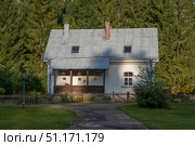 Pushkinskiye Gory, Pskov region, Russia, August 29, 2024: View of residential buildings on the territory of the Mikhailovskoye estate of the Pushkin State Museum-Reserve on a sunny summer day. Редакционное фото, фотограф Ula Ulachka / Фотобанк Лори