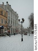 Серый день, сумерки,  зима, падающий снег, улица Ахматовская, Астрахань (2021 год). Стоковое фото, фотограф Павел Просянов / Фотобанк Лори