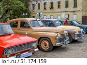 Винтажные автомобили Москвич 2140 и ГАЗ-М20 Победа на фестивале "АвтоЭкзотика 2025" в усадьбе Гребнево. Редакционное фото, фотограф Владимир Шипикин / Фотобанк Лори