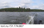 Надувная резиновая лодка с мотором двигается по воде водоема. Стоковое видео, видеограф EStarodubov / Фотобанк Лори