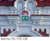 Герб Екатеринбурга образца 1783 года на фасаде музея СвЖД (Старый вокзал). Свердловская область, Екатеринбург, Вокзальная улица, 14. Редакционное фото, фотограф Алексей Иванов / Фотобанк Лори