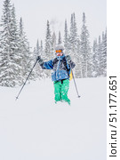 Sheregesh, Russia, 22 February 2017, Snowboarder skier sliding down snowy slope. Редакционное фото, фотограф Spirit River / Фотобанк Лори