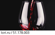 Medium shot of a tulip wine glass from a lower angle; the pour lands visibly on the surface, creating ripples and a fine foam ring. 4K MP4, no people. Стоковое AI-видео, аниматор Владислав Войтов / Фотобанк Лори