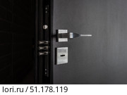 Современная металлическая ручка и многоточечный замок на открытой входной двери черного цвета. Стоковое фото, фотограф Кирилл Сиротюк / Фотобанк Лори