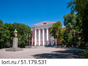 Voronezh, Russia, July 10, 2025: The building of Voronezh State Technical University on Moskovsky Prospekt in summer. Редакционное фото, фотограф Катерина Белякина / Фотобанк Лори