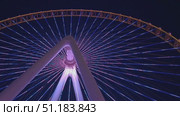 Dubai, UAE - August 24, 2025: Ferris wheel Ain Dubai on the Bluewaters island illuminated at night. Редакционное видео, видеограф Оксана Чаюн / Фотобанк Лори