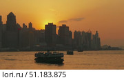 Boat in Victoria Harbour at sunset (2023 год). Стоковое видео, видеограф Михаил Коханчиков / Фотобанк Лори