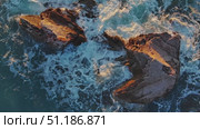 Top view of waves and rocks in sea. Стоковое видео, видеограф Михаил Коханчиков / Фотобанк Лори
