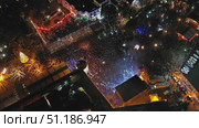 Crowd on night celebration concert. Стоковое видео, видеограф Михаил Коханчиков / Фотобанк Лори