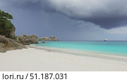 White sand beach and storm sky on Similan islands. Стоковое видео, видеограф Михаил Коханчиков / Фотобанк Лори