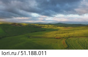 Tuscany aerial sunrise farmland hill landscape (2023 год). Стоковое видео, видеограф Михаил Коханчиков / Фотобанк Лори