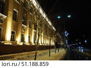 Petrozavodsk, Karelia, Russia, January 14, 2025: Karl Marx Avenue, center. Winter garlands and Christmas decorations, festive decor. Cozy spaces and magical atmosphere during the holiday season. Редакционное фото, фотограф Юлия Петровская / Фотобанк Лори