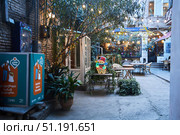 Tbilisi, Georgia - 04 January, 2023: Shota Rustaveli Avenue. Cafe in the gateway with Christmas decorations. Редакционное фото, фотограф Наталия Кирсанова / Фотобанк Лори