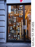 Tbilisi, Georgia - 04 January, 2023: Shota Rustaveli Avenue. Wine shop window. Редакционное фото, фотограф Наталия Кирсанова / Фотобанк Лори