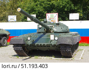 Танк Т-80, Аллея Боевой Славы. Курганская область, город Катайск. Редакционное фото, фотограф Алексей Иванов / Фотобанк Лори