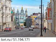 Большая Советская улица в городе Смоленске. Успенский собор на заднем плане. Редакционное фото, фотограф Румянцева Наталия / Фотобанк Лори